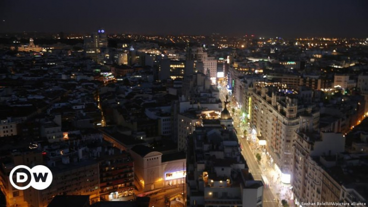 Chính phủ Tây Ban Nha cũng thông qua quy tắc tất cả cơ sở có hệ thống sưởi phải có cơ chế đóng cửa tự động để tránh lãng phí do khí nóng hoặc khí lạnh tràn vào. 