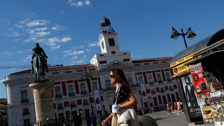 Các cửa hàng cũng được yêu cầu tắt đèn chiếu sáng từ 10h tối. Biện pháp tiết kiệm điện tương tự cũng được áp dụng cho các tòa nhà công cộng tại đất nước xinh đẹp này. 