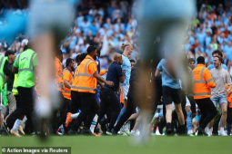 Man City vô địch Ngoại hạng Anh: Fan tràn xuống sân ăn mừng, dàn sao ”tháo chạy”