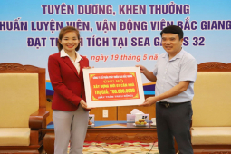 VĐV Nguyễn Thị Oanh được thưởng lớn và nhận bằng khen ở quê nhà Bắc Giang
