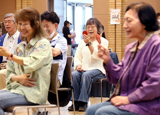 Người dân Nhật Bản đổ xô đi học lại cách cười sau đại dịch COVID-19 - 2
