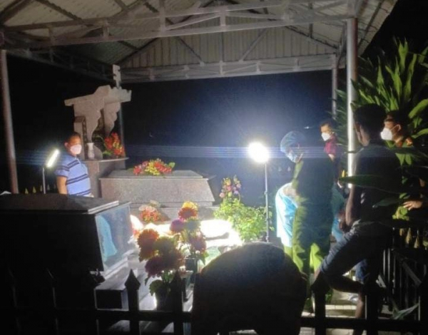 Công an đang khám nghiệm hiện trường.