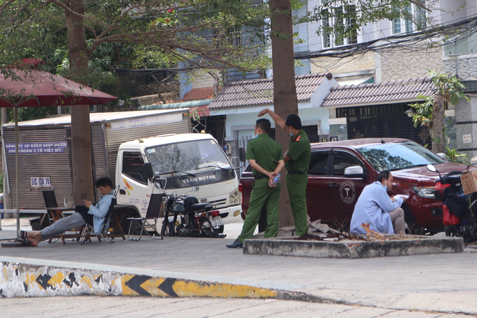 Lực lượng chức năng túc trực tại hiện trường