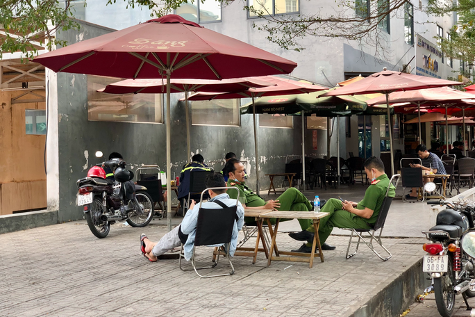 Việc phong tỏa diễn ra xuyên trưa