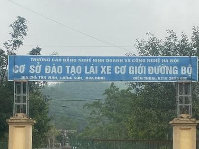 Bắt giám đốc trung tâm sát hạch lái xe ở Hoà Bình