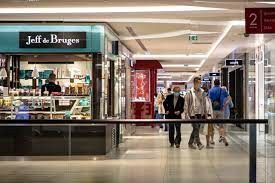  Chính phủ Pháp cũng cấm các cửa hàng có máy sưởi hoặc máy lạnh để cửa mở; giảm nhiệt độ ở các phòng tập thể dục và trong các bể bơi.