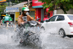 Mưa lớn sau chuỗi ngày nắng nóng, người dân TP.HCM lại bì bõm lội nước vì đường ngập