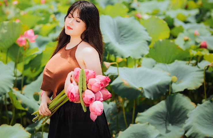 Vấn nạn nhiều cô gái&nbsp;mặc phản cảm ở đầm sen từng khiến nhiều người bức xúc trên MXH.
