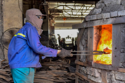 Tin tức trong ngày - Làm việc bên lò lửa ngàn độ C ở "chảo lửa" miền Trung