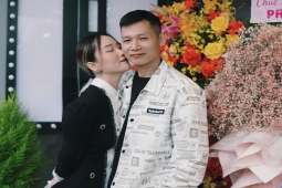 Đời sống Showbiz - Vợ chồng trưởng nhóm Big Toe tình tứ trong ngày “lên chức”