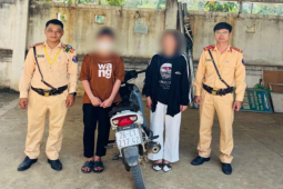 Tin tức trong ngày - Tin tức 24h qua: Công an triệu tập 2 nữ sinh vừa đi xe máy vừa "tắm" cho nhau