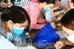 Hàng trăm công nhân xếp hàng nhận tiền... thất nghiệp