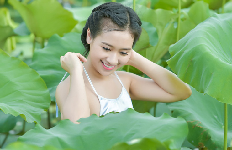 Trong đó, kiểu mặc áo yếm mỏng, trong suốt, ướt nhẹp nước được các cô gái yêu thích nhất.
