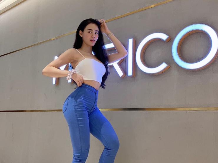 Với những nàng gymer, quần jean dáng ôm giúp tôn đường cong hình thể hiệu quả.&nbsp;
