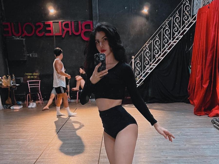 Người đẹp sinh năm 1986 từng tham gia một số cuộc thi sắc đẹp trong và ngoài nước. Năm 2018, cô đăng quang Hoa hậu Quý bà Quốc tế.
