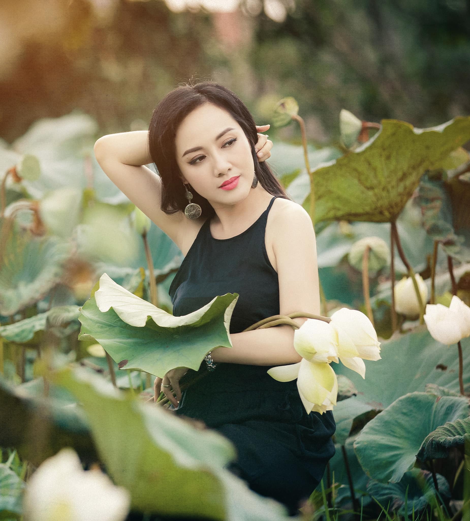 BTV Hoài Anh của VTV diễn viên Lan Phương diễn thời trang cùng Hoa hậu  HHen Niê