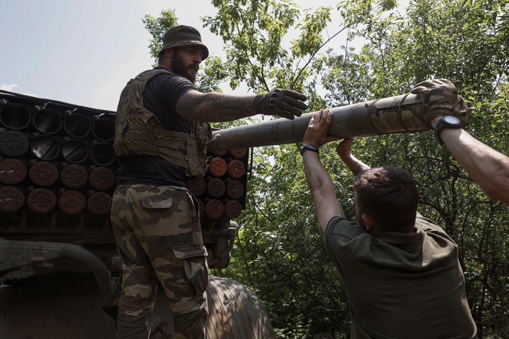Binh sĩ Ukraine nạp đạn rocket gần tiền tuyến ở Bakhmut.