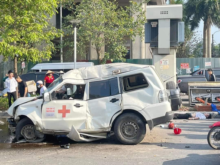 Chiếc xe bị hư hỏng nặng. Ảnh Page Quảng Ninh 24/7.