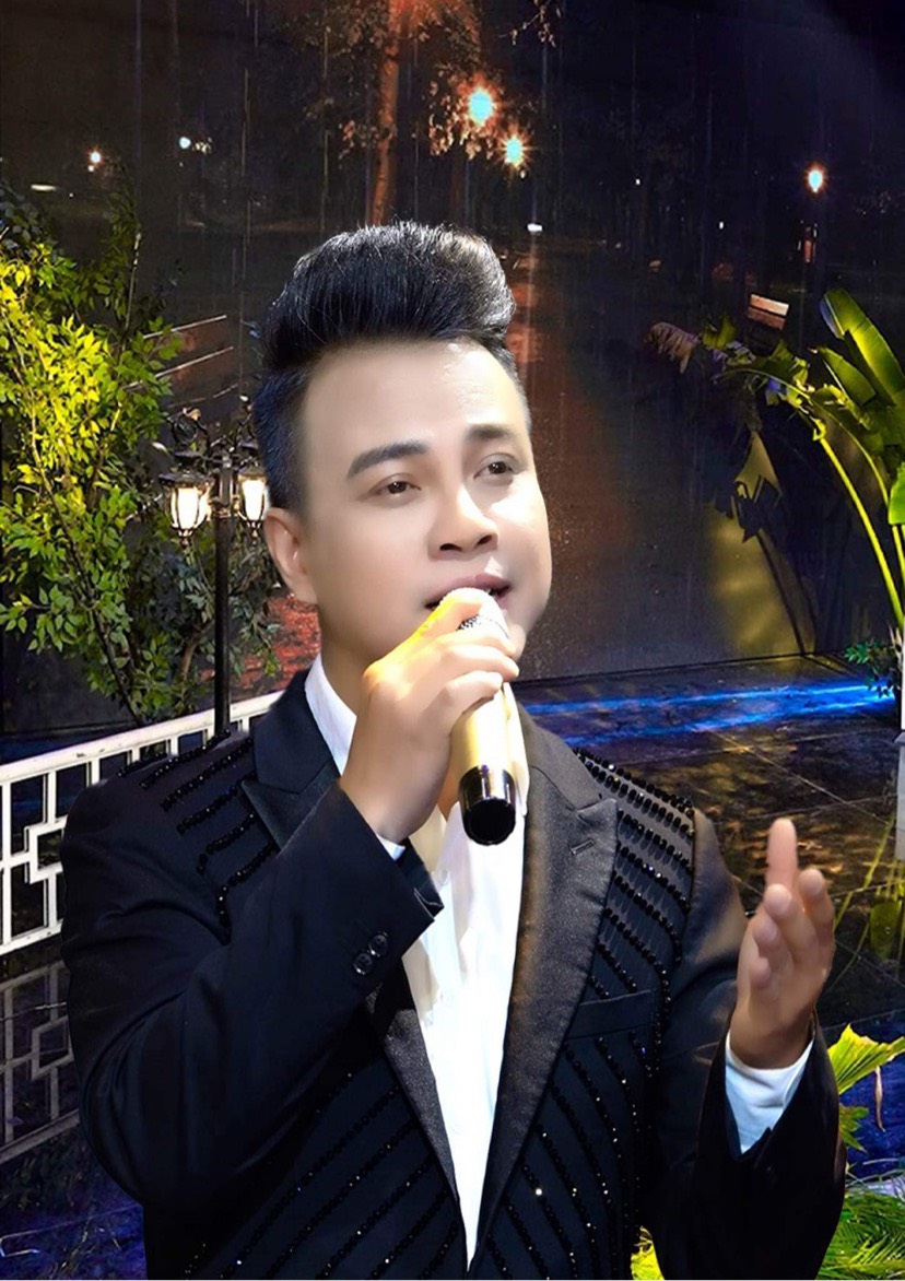 Ngô Tiến Minh đã chạm đến trái tim khán giả với giọng hát trầm ấm đầy tình cảm của mình