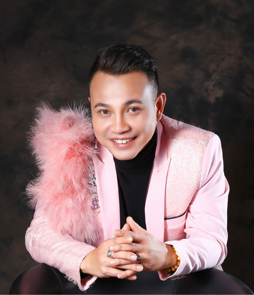 Chàng ca sĩ điển trai với niềm yêu thích dành cho thể loại nhạc quê hương