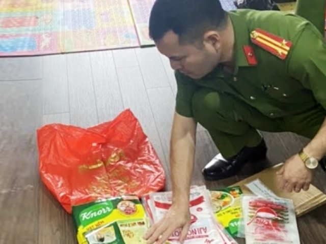 Thị trường - Tiêu dùng - Đôi vợ chồng sang chiết, đóng gói mì chính, hạt nêm “hàng hiệu”