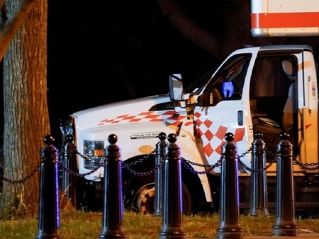 Thế giới - Xe tải đáng ngờ đâm vào hàng rào gần Nhà Trắng