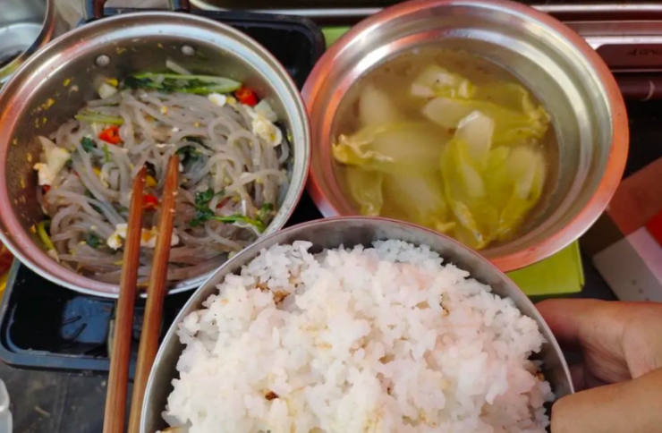 Bữa ăn gồm có mỳ xào trứng và bắp cải luộc của nam thanh niên. Ảnh: Li Shu