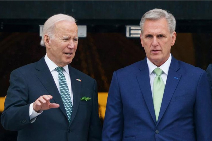 Kết quả đàm phán nâng trần nợ công phụ thuộc nhiều vào cuộc gặp giữa Tổng thống Joe Biden (trái) và Chủ tịch Hạ viện Mỹ Kevin McCarthy. Ảnh: THE ECONOMIST