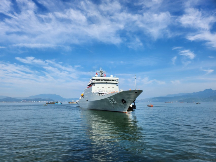 Tàu huấn luyện Thích Kế Quang của Hải quân Trung Quốc tiến vào cảng Tiên Sa. Ảnh: TẤN VIỆT