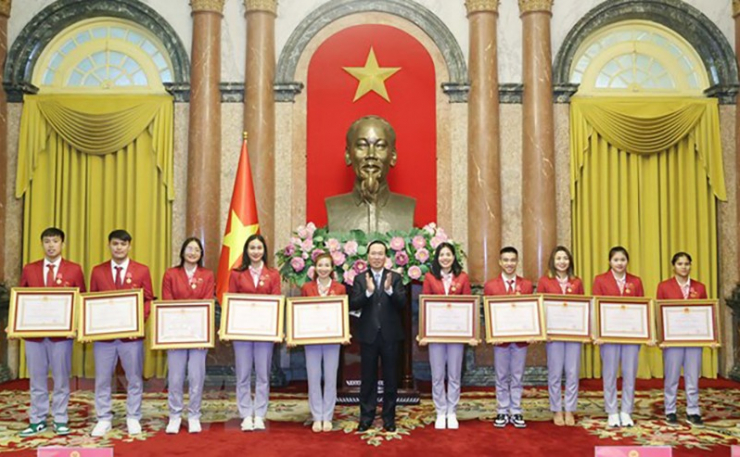 Chủ tịch nước Võ Văn Thưởng trao Huân chương lao động cho các VĐV đạt thành tích cao tại SEA Games 32. ẢNH: TTXVN
