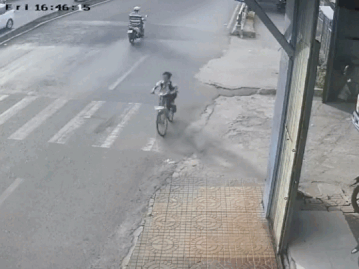 Clip: Lái xe đạp phanh cực gắt, lộn ngược về phía trước
