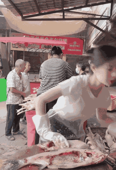 Yumei - cô gái bán cá xinh đẹp