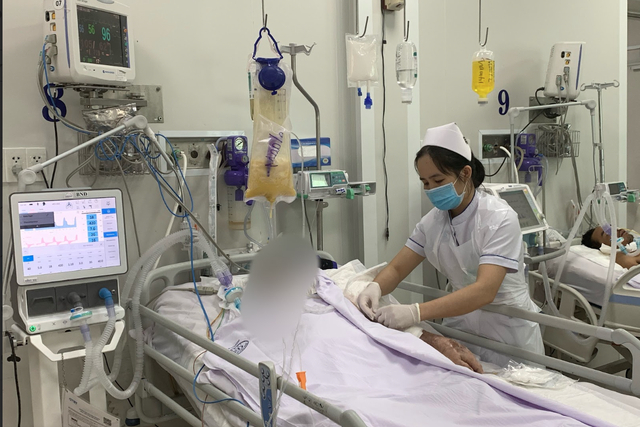3 bệnh nhân ngộ độc botulinum ở TP.HCM bị liệt hoàn toàn, phải thở máy - 1