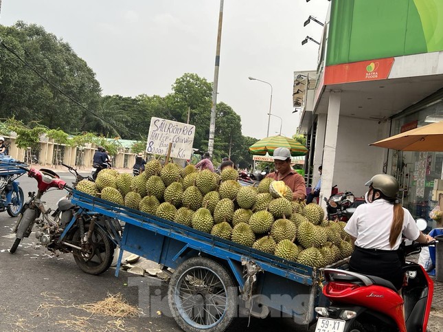 Một xe đẩy bán sầu riêng kê giá 80.000 đồng/kg nhưng chỉ với trái nhỏ, hàng cũ...