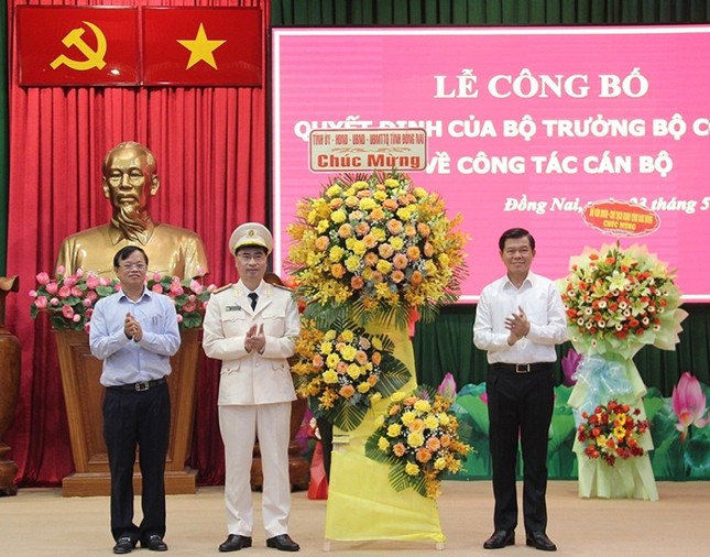 Lãnh đạo tỉnh Đồng Nai chúc mừng Tân phó giám đốc Công an tỉnh Đồng Nai
