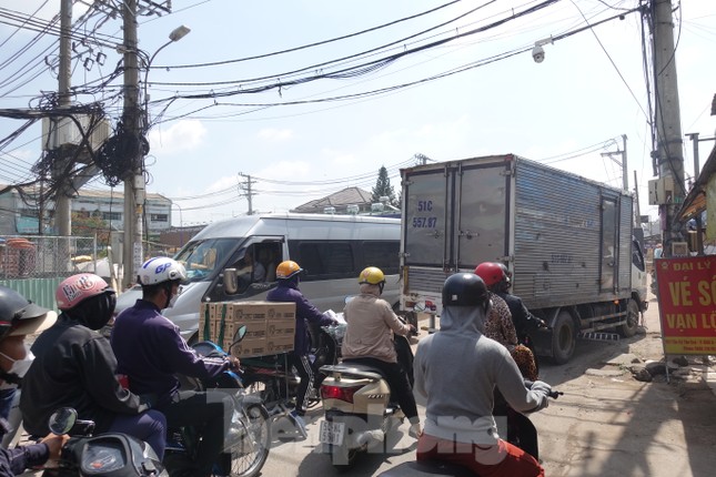 Nằm ở cửa ngõ phía tây TPHCM, đường Tân Kỳ Tân Quý dài khoảng 4,9km kết nối ba quận Tân Bình, Tân Phú và Bình Tân. Nhiều năm qua, tuyến đường này đang trở nên quá tải và thường xuyên xảy ra ùn ứ vào giờ cao điểm.