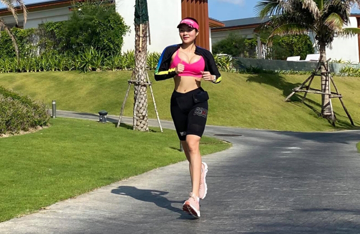 Cô dành nhiều thời gian tập gym, chạy bộ và đạp xe để giữ gìn vóc dáng, nâng cao sức khỏe.
