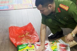 Đôi vợ chồng sang chiết, đóng gói mì chính, hạt nêm “hàng hiệu”