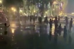 Tin tức trong ngày - Bé gái bị vòi phun nước hất văng lên không trung: Chính quyền nói gì?