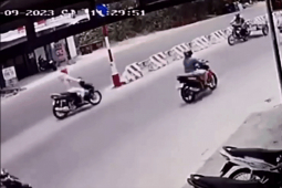 Xe máy - Xe đạp - Clip: Xe kéo đi ngược chiều tông phải xe máy xong lộn vòng