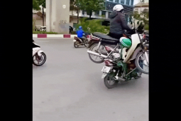 Xe máy - Xe đạp - Clip: Tài xế công nghệ chở theo "giấc mơ" cồng kềnh trên phố