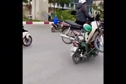 Xe máy - Xe đạp - Clip: Tài xế công nghệ chở theo "giấc mơ" cồng kềnh trên phố
