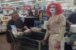 Tranh vui - Hoang mang khi bắt gặp những kiểu thời trang "quái dị" trong siêu thị