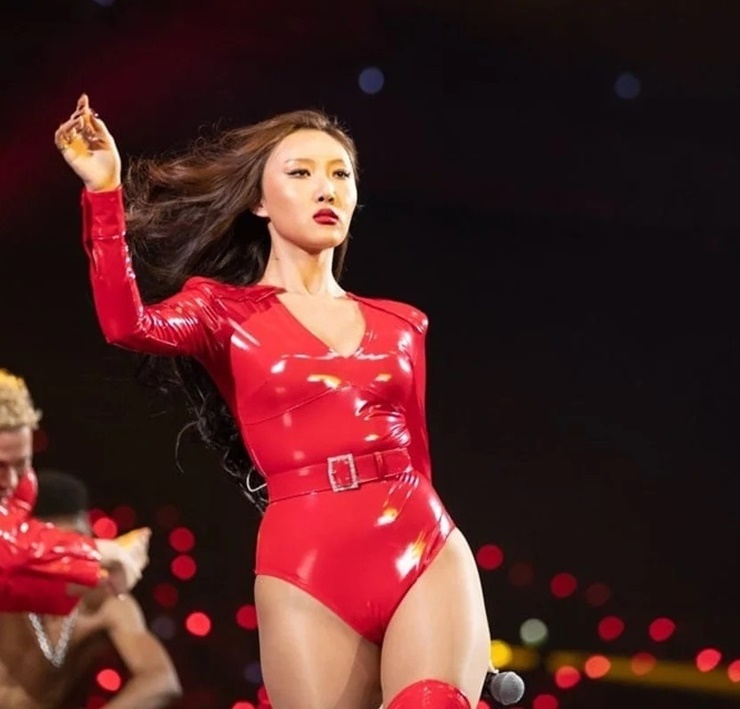 Trang phục bó sát của Hwasa. 