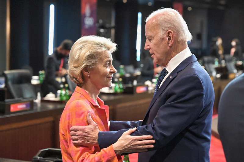 Tổng thống Mỹ Joe Biden trong một cuộc gặp với Chủ tịch Ủy ban châu Âu Ursula von der Leyen.