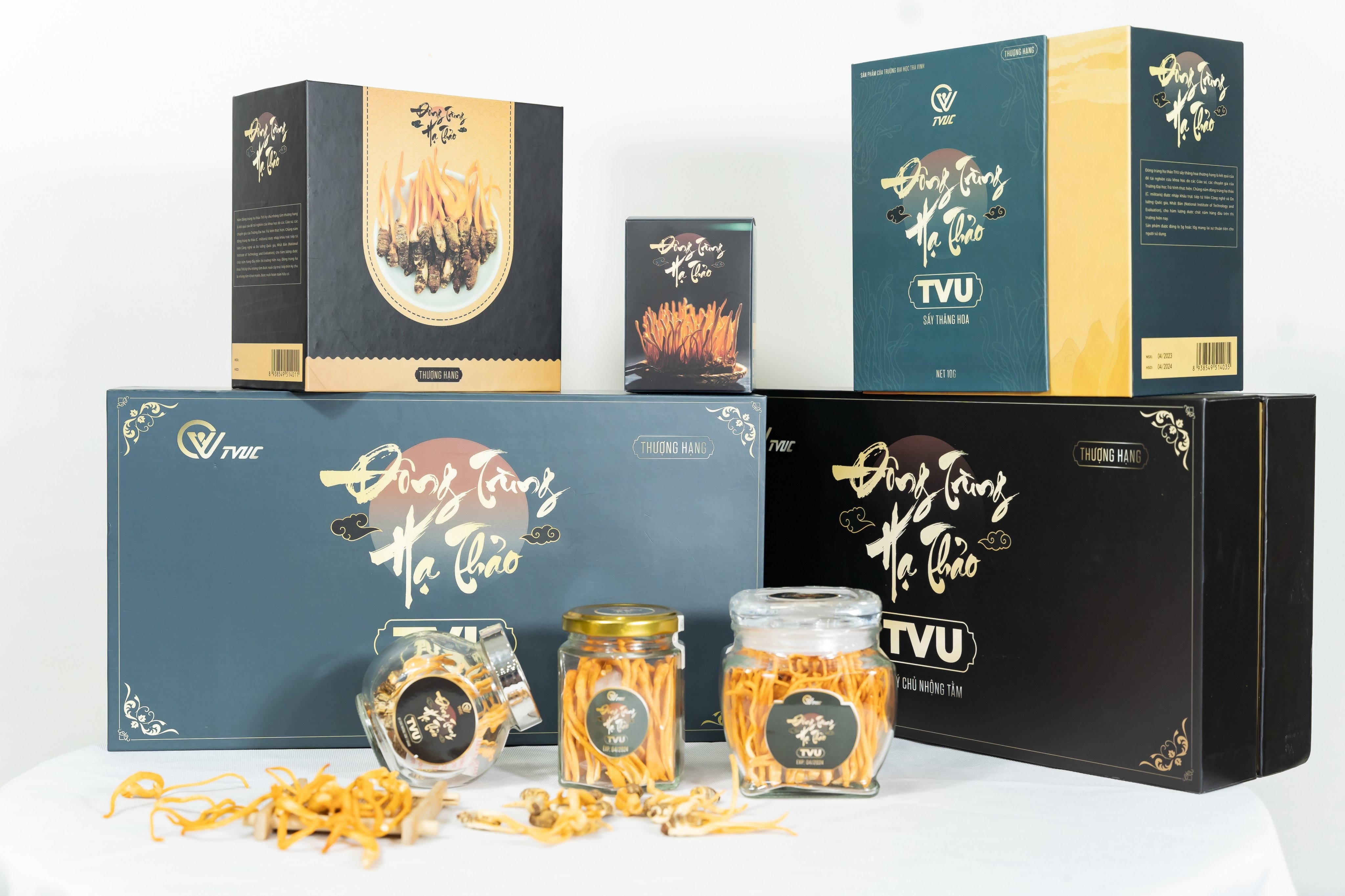 Cầu thủ Huỳnh Như và "người bạn đồng hành" Đông trùng hạ thảo TVU tại Seagame 32 - 3