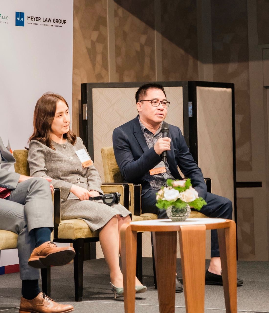 Ông Joey Pham (bên trái) - đại diện của văn phòng luật sư di trú Meyer Law Group (San Francisco)