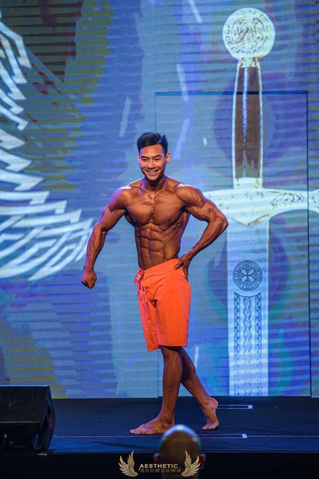 Thân hình đẹp như tạc tượng sau thời gian “Cutting” kham khổ