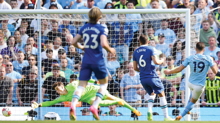 Julian Alvarez ghi bàn giúp Man City có chiến thắng trước Chelsea trong ngày nâng cúp