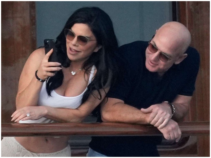 Tỷ phú Jeff Bezos đã đính hôn với bạn gái.